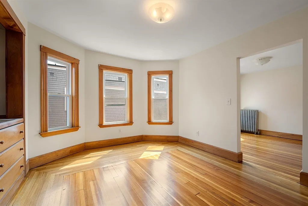 3 bed, 1.0 bath, 1100 sqft, $3,600 — Photo 2