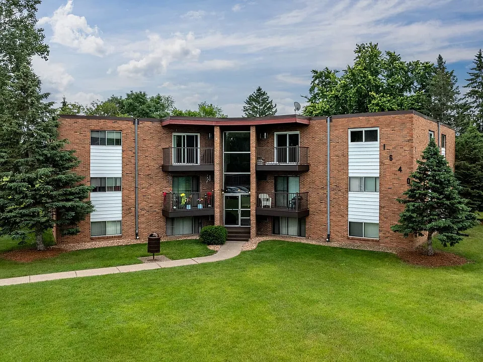 Pineview Apartments - White Bear Lake