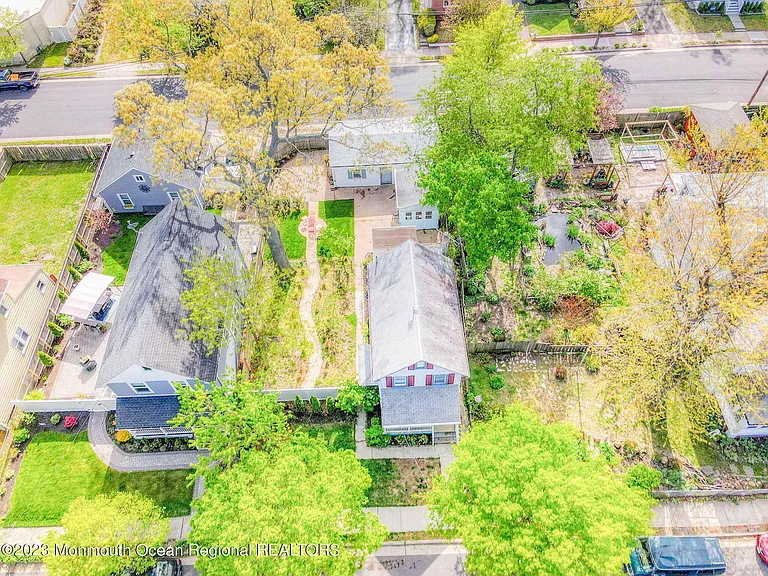 819 Dunlewy St — Photo 32