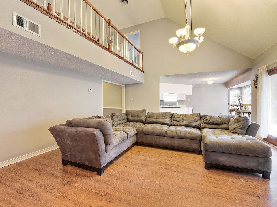 1st image of 215 Cottonwood Ln