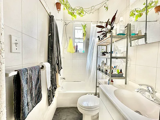 Rented by Capri Jet Realty Corp | media 5