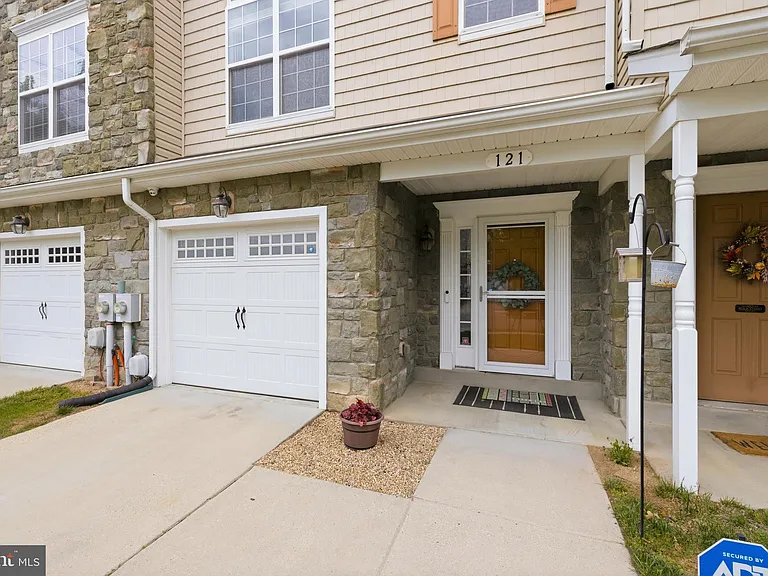 121 Polo Way — Photo 3