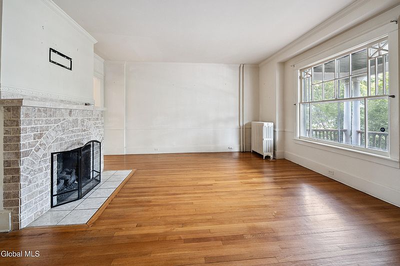 4th image of 692 Morris Street