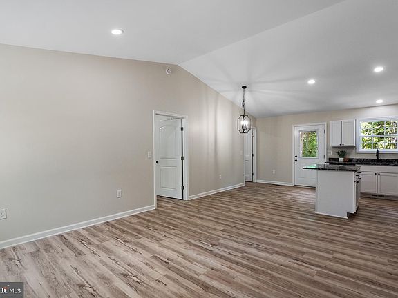 3rd image of 424 Stone Ridge Rd
