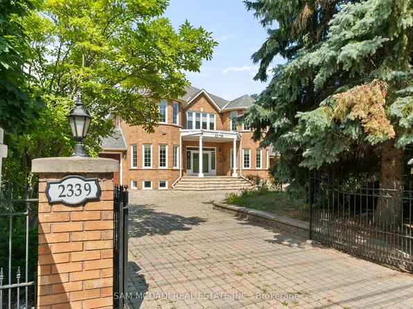 2339 Glengarry Rd, Mississauga, ON L5C 1Y1