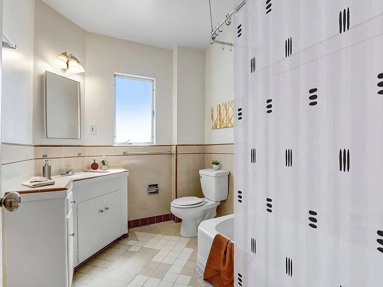 Hayworth Avenue Apartments — Photo 18