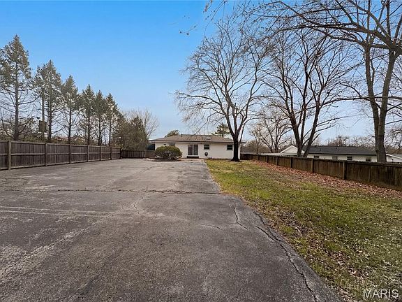 5th image of 1611 Hobelman Dr