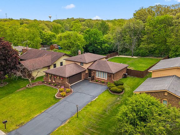 2nd image of 900 Carol Ln