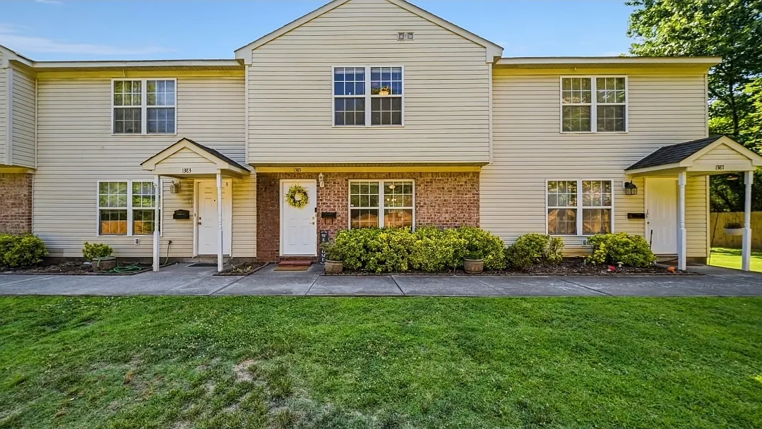 3 bed, 2.5 bath, 1200 sqft, $2,300 — Photo 1