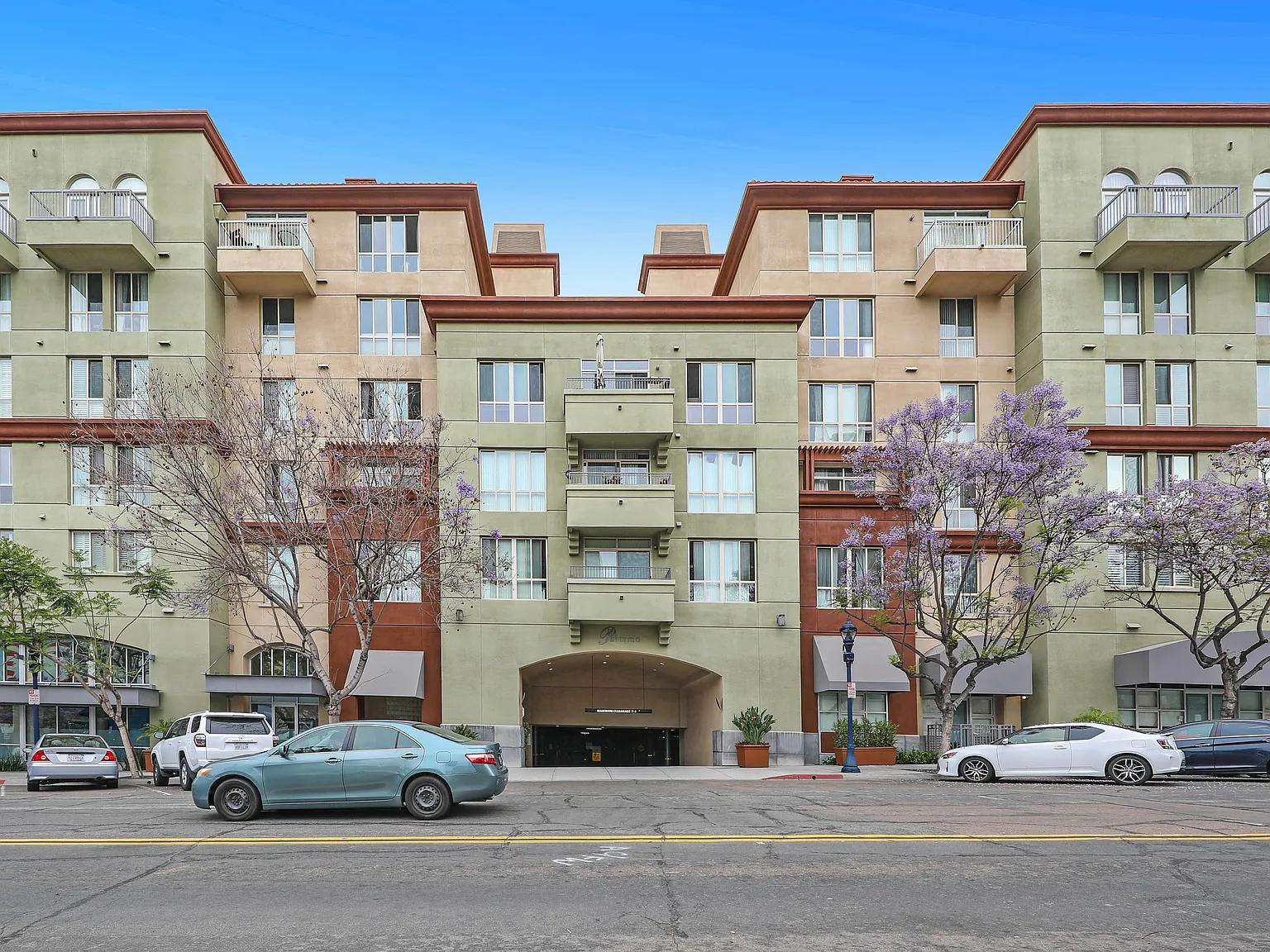 1 bed, 888 sqft, $2,880 — Photo 1