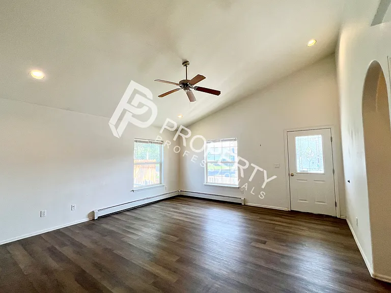 316 Columbine Dr — Photo 3