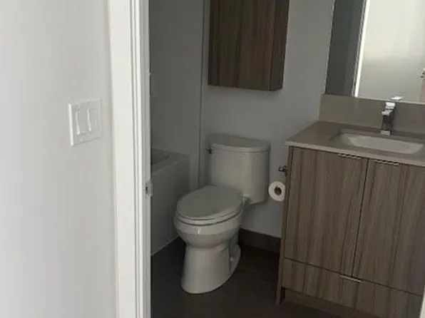 430 Square One Dr #319, Mississauga, ON L5B 3Y1
