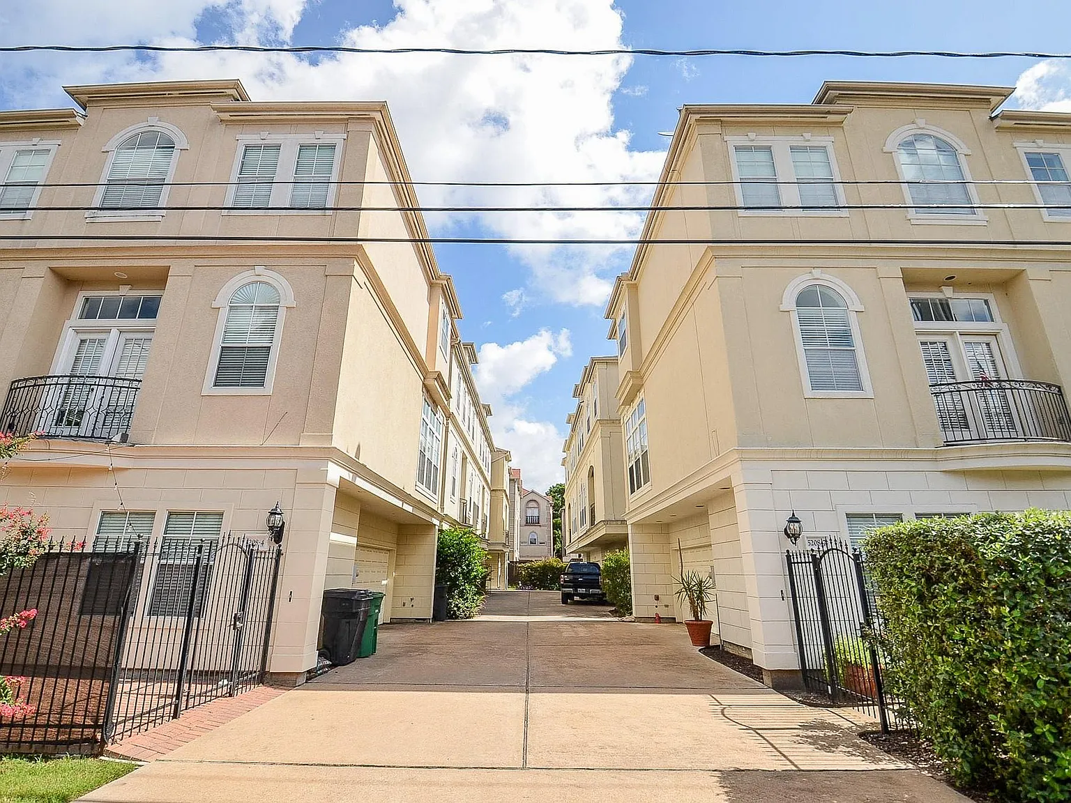 3 bed, 3.5 bath, 2340 sqft, $3,000 — Photo 1