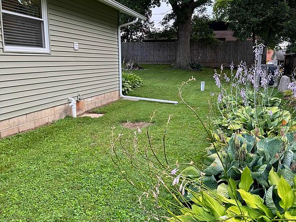 3rd image of 841 E Woodlawn Dr