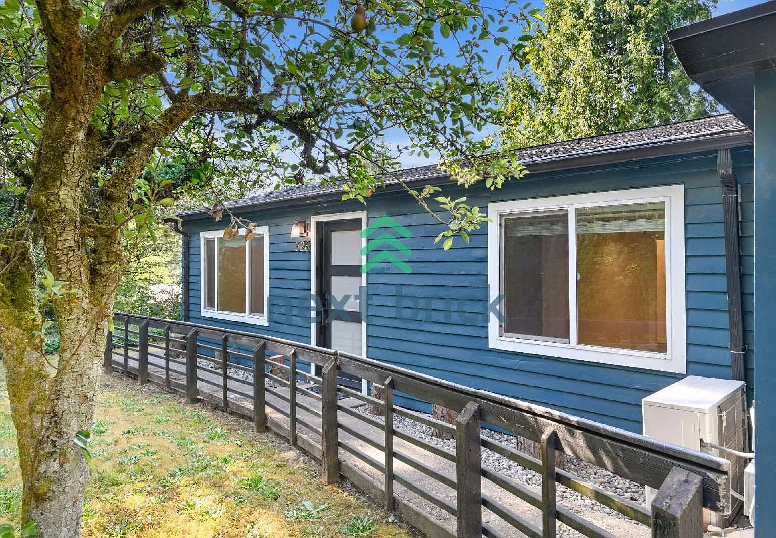 Charming Shoreline Home on a Spacious Lot | A/C & EV Charger | Near Light Rail — Photo 2