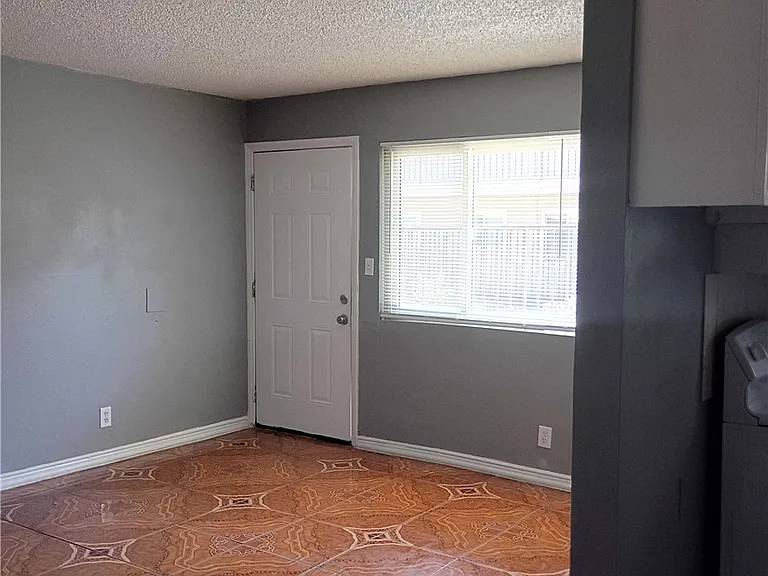 2100 Sunrise Ave #4 — Photo 2