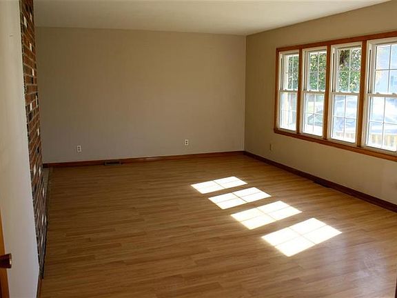 5th image of 324 Schnebelt St