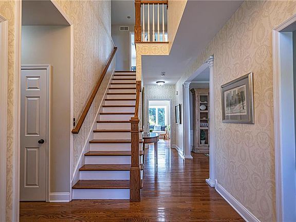 4th image of 4350 Commonwealth Dr