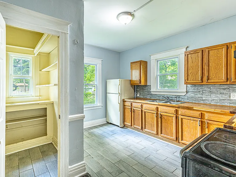 437 Cottage St — Photo 16
