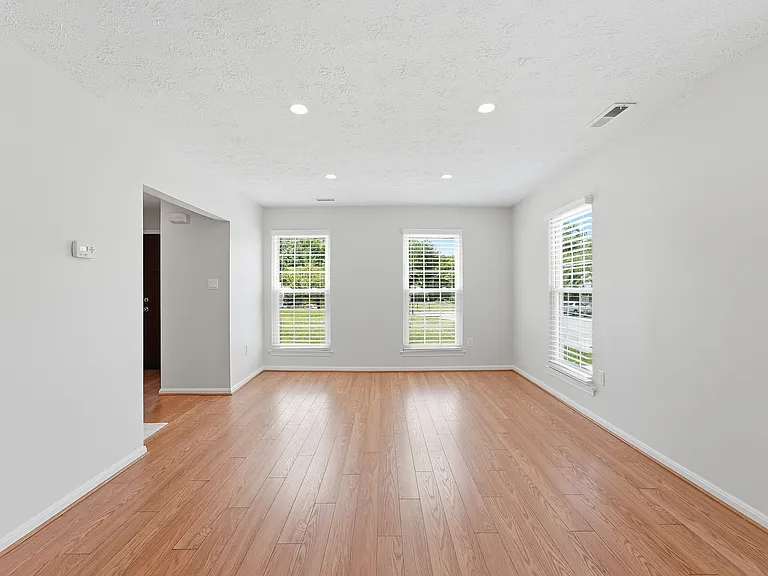 2401 W Rosecroft Village Cir — Photo 22