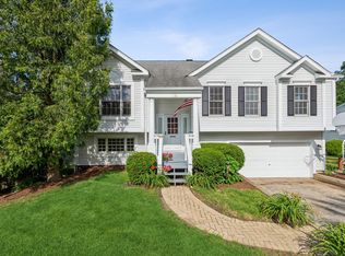 18 Hickory Rd, Oakwood Hills, IL 60013