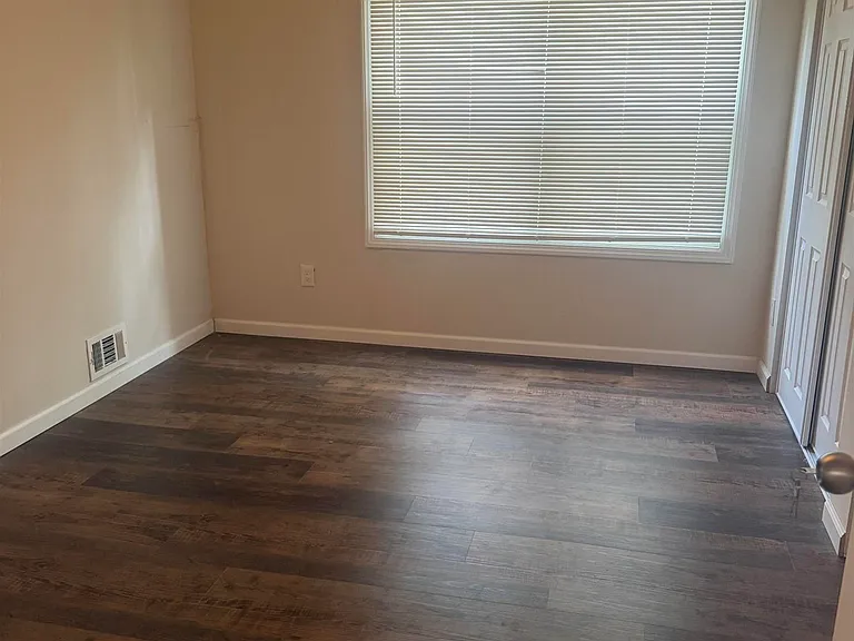 217 Colonial Ct — Photo 7