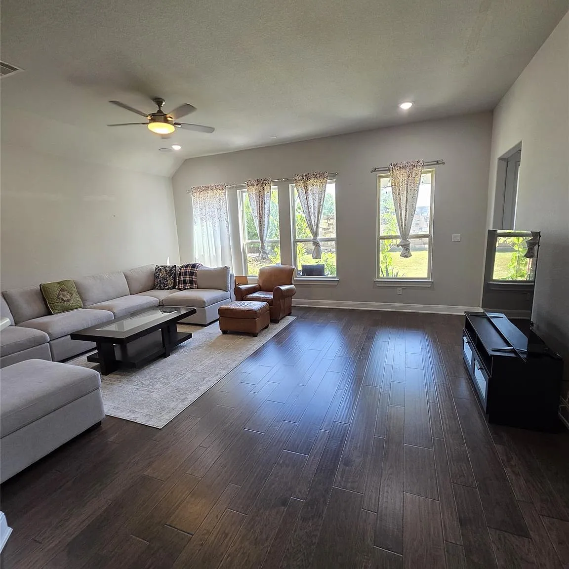 4 bed, 3.0 bath, 2229 sqft, $2,490 — Photo 2