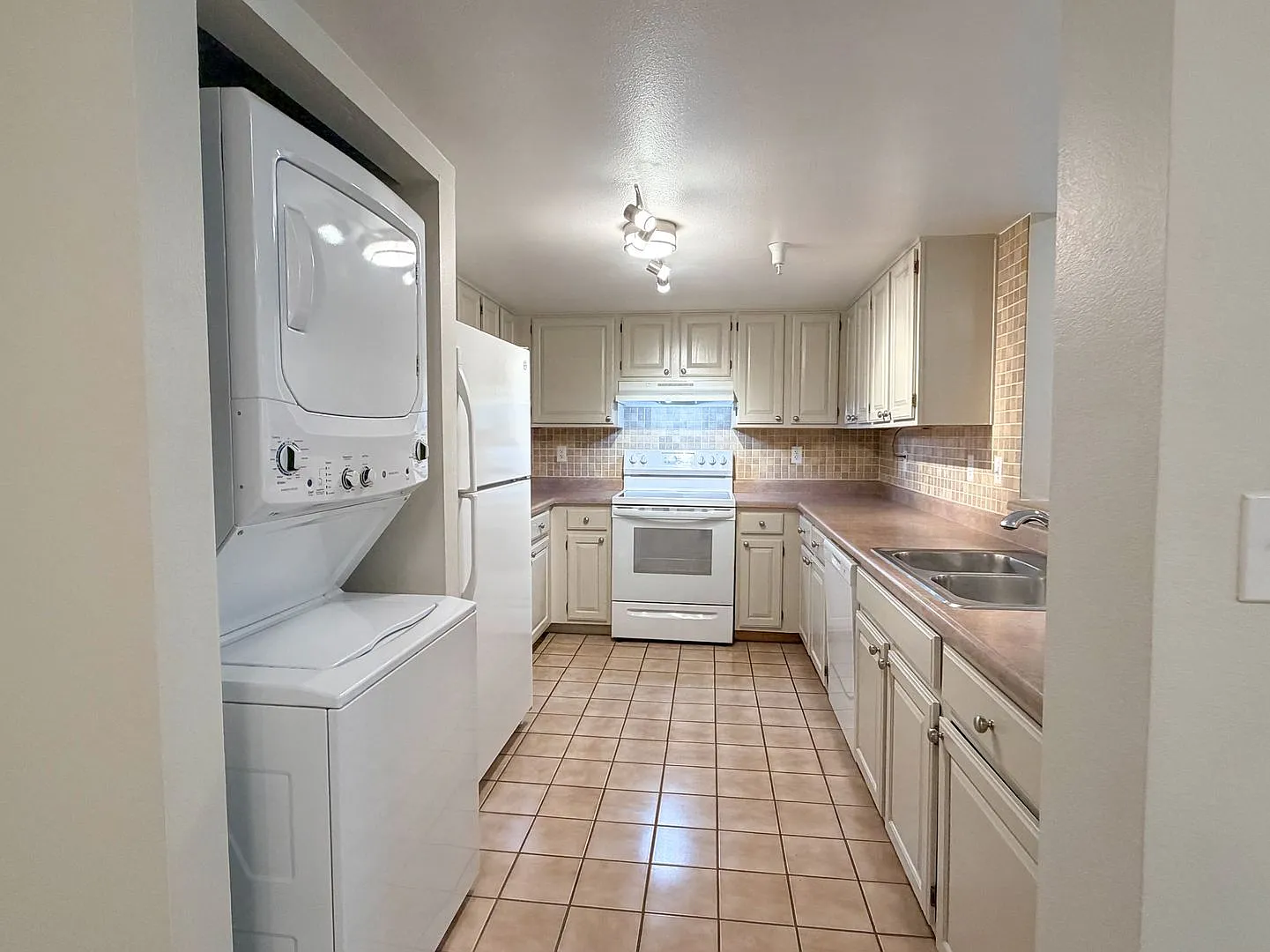 Beautiful 3 Bedroom Condo in Littleton! — Photo 4