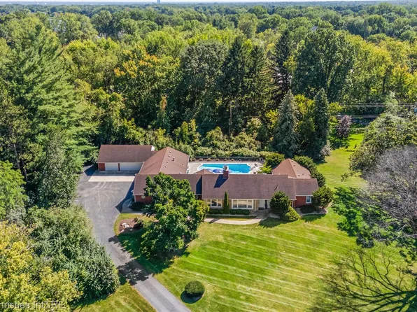 1575 Lakewood Rd, Bloomfield Hills, MI 48302