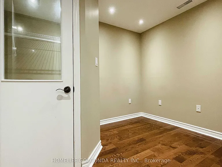 110 A Bond Cres #LOWER — Photo 18