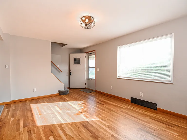 406 Irwin Ln — Photo 7