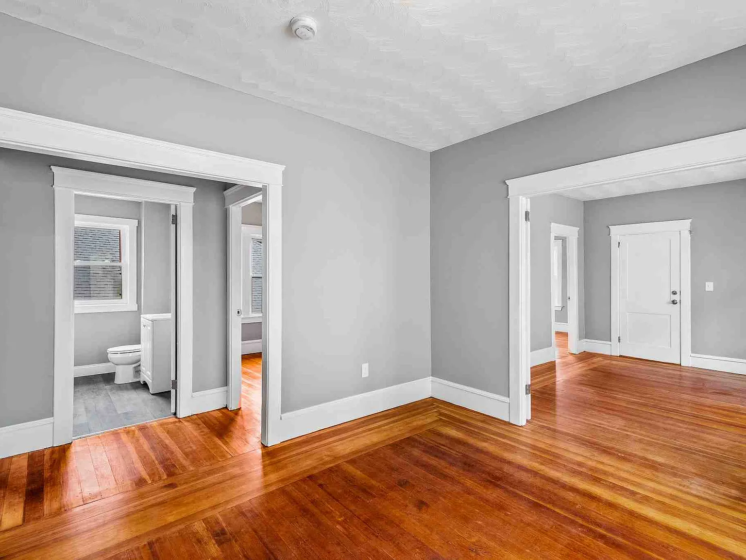 3 bed, 1200 sqft, $2,400 — Photo 4