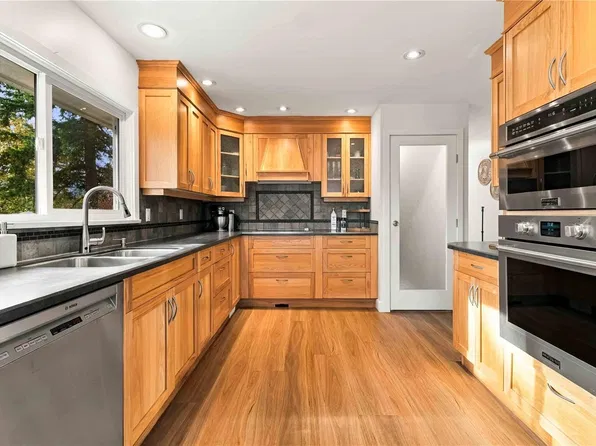 1025 Greenridge Cres, Saanich, BC V8X 3B8