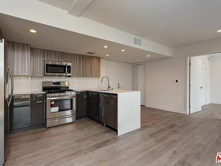 1306 N Orange Dr — Photo 15
