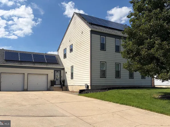 11 Fox Chase Dr, Blackwood, NJ 08012