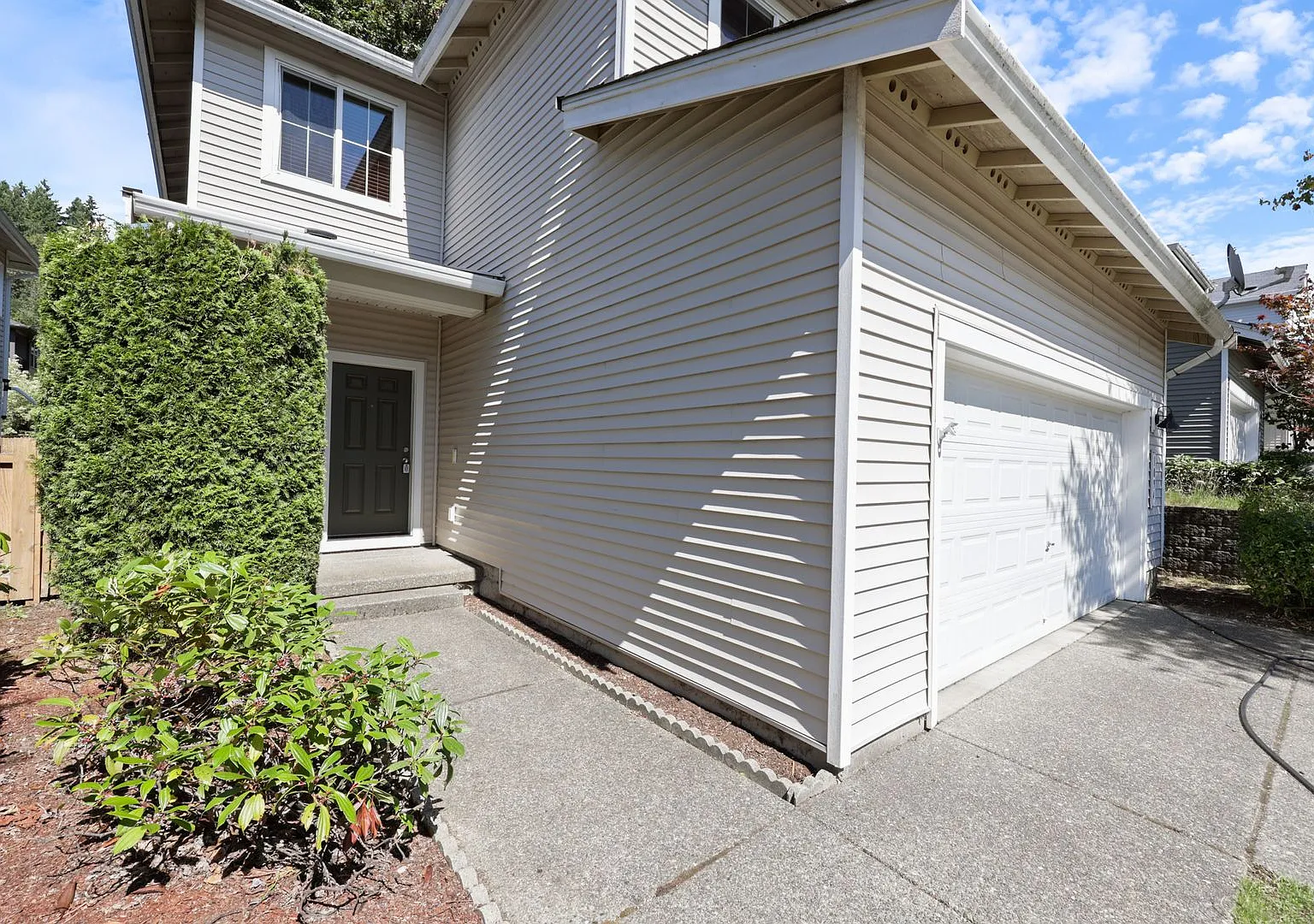 Move in ready now! Tumwater Hill home with 3 bedroom 2.5 baths, Tumwater School District. — Photo 2