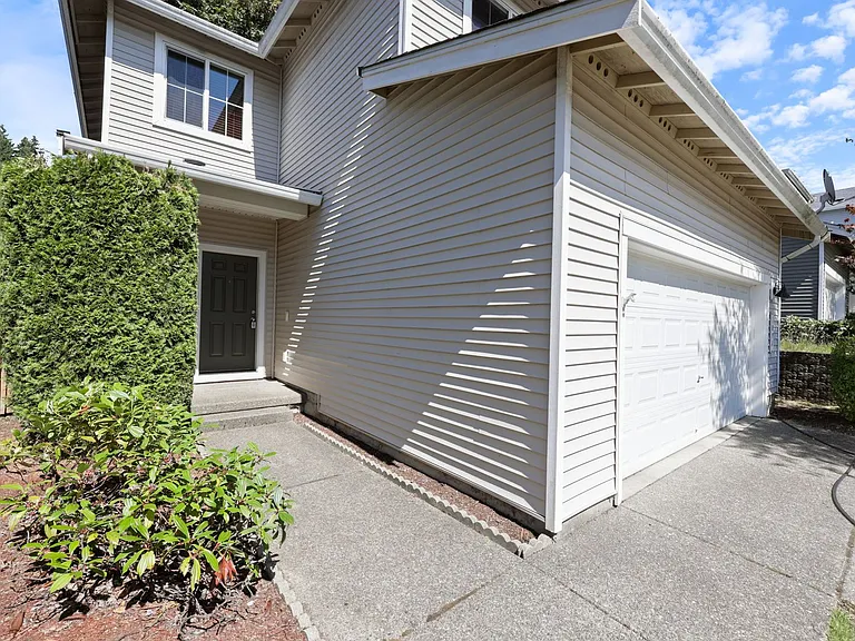 1094 Ebbets Dr SW — Photo 2