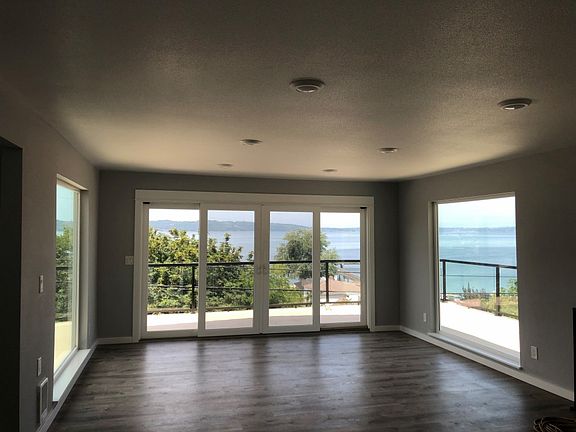 3rd image of 6801 Soundview Dr NE