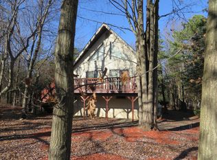 1217 Glade Dr, Long Pond, PA