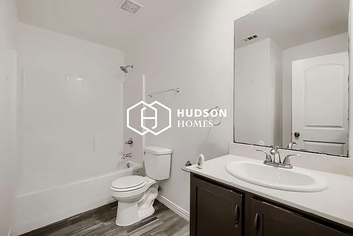 524 E Texas St — Photo 11