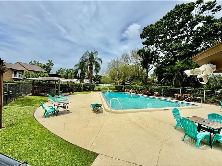 1884 Clearbrooke Dr — Photo 16