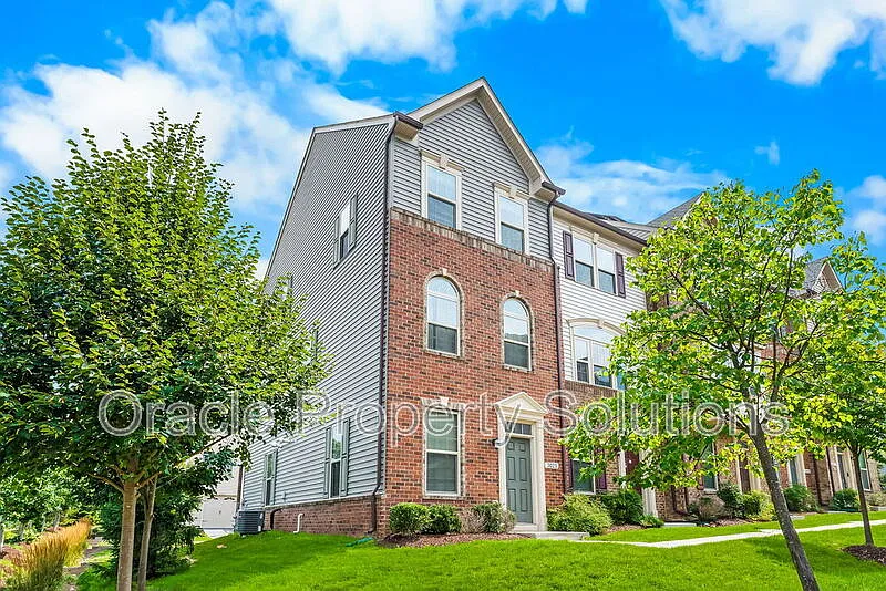 3 bed, 3.0 bath, 1470 sqft, $3,100 — Photo 3