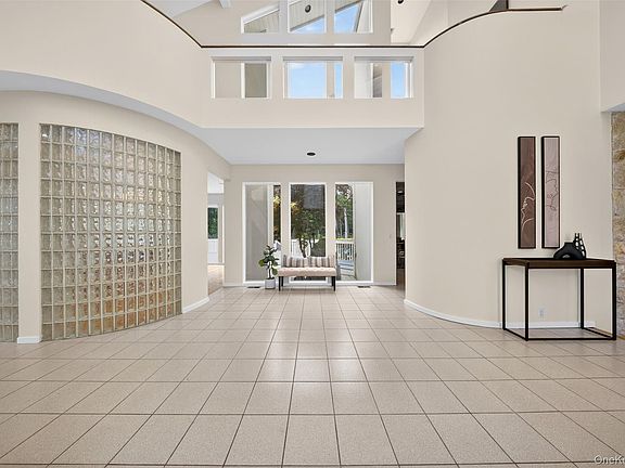 4th image of 80 Tall Oak Crescent