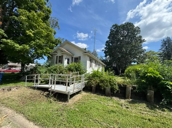 2333 Barker St, Clinton, IA 52732