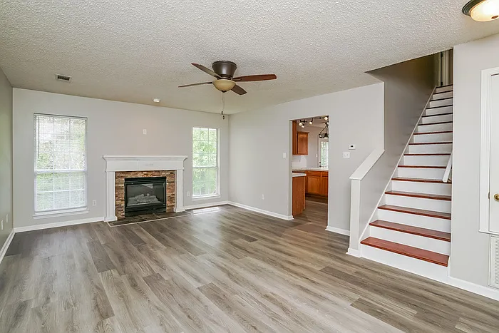 3 bed, 2.5 bath, 1415 sqft, $1,595 — Photo 2