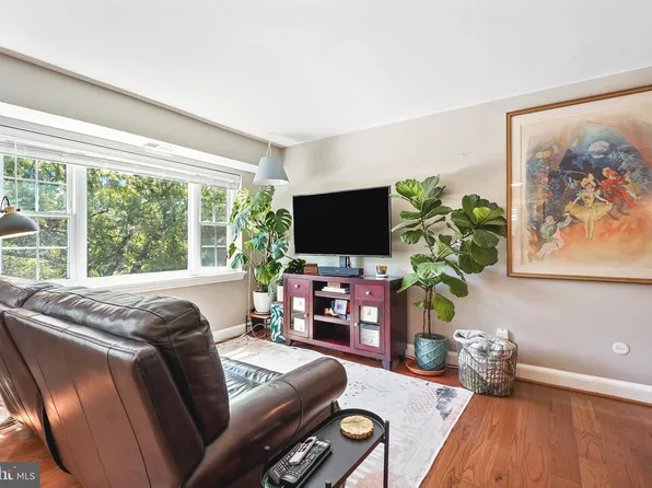 1305 N Ode St APT 332, Arlington, VA 22209