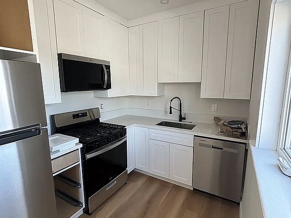 4th image of 304 W Anaheim St APT 2