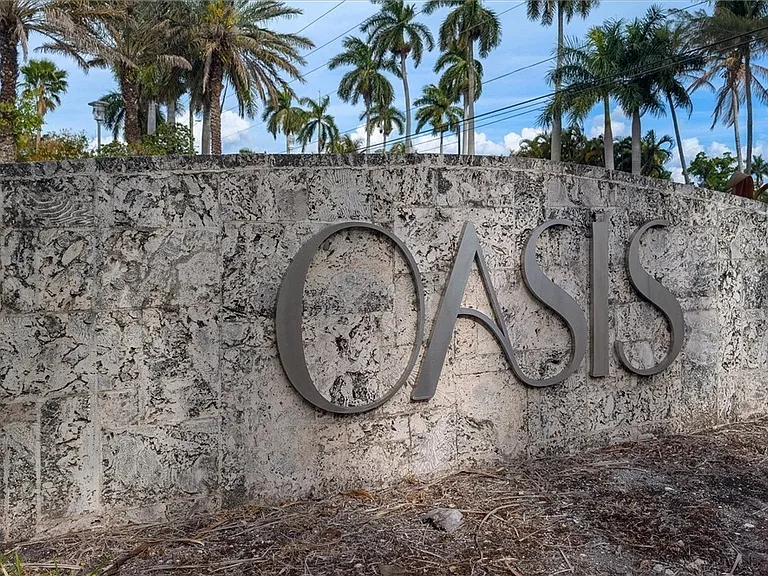 3000 Oasis Grand Blvd #LPH1 — Photo 1