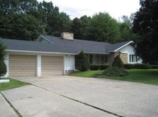 302 Indian Hills Dr, Hastings, MI