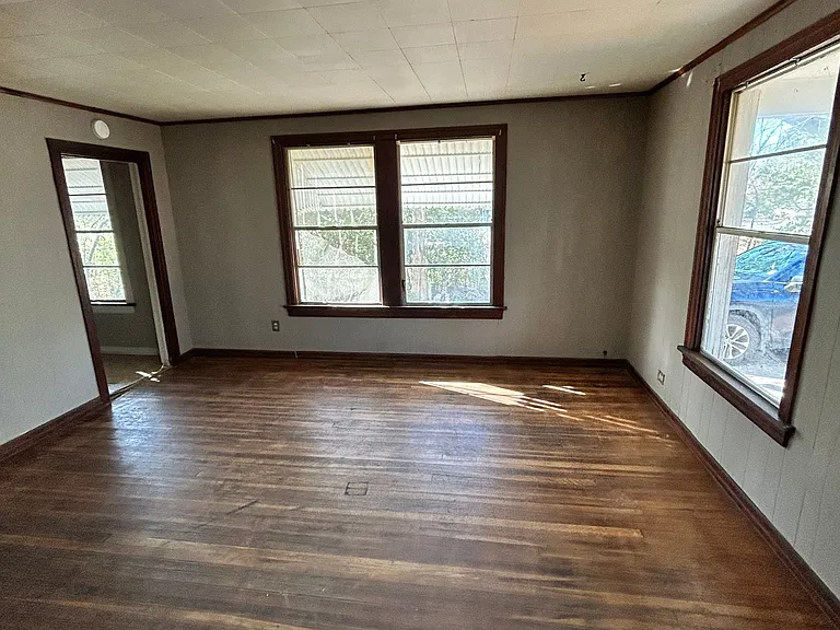 102 E Charlotte Ave — Photo 2